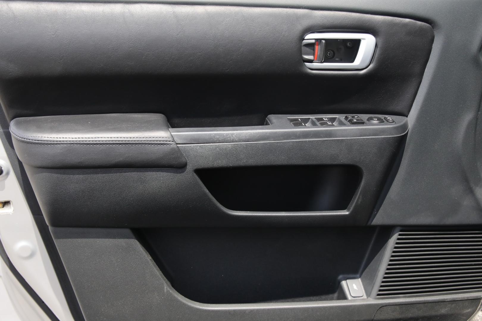 2011 SILVER HONDA PILOT EX-L 2WD 5-Spd AT with Navigation (5FNYF3H72BB) with an 3.5L V6 SOHC 24V engine, 5-SPEED AUTOMATIC transmission, located at 420 E. Kingsbury St., Seguin, TX, 78155, (830) 401-0495, 29.581060, -97.961647 - Photo#16